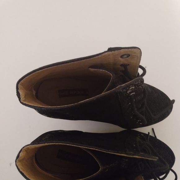 Shoe Republic Black Faux Suede 5 1/2" Arch Heel Ugly Core Bootie Heels sz 8.5 - Picture 8 of 9